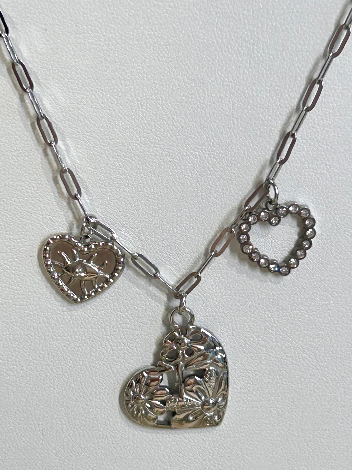 Evisda “Gillian”- Triple Heart Necklace